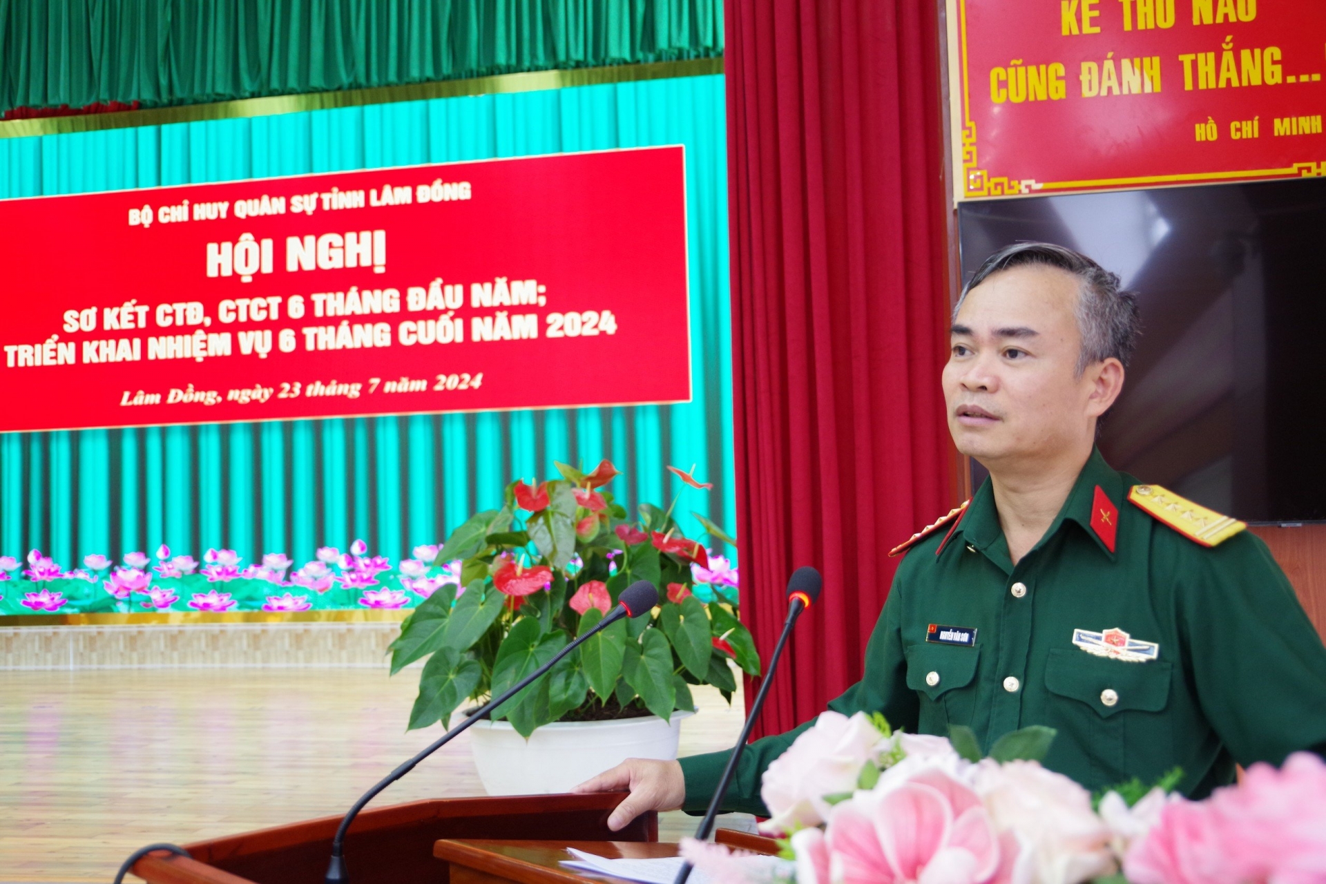 Đại tá Nguyễn Văn Sơn - Chính ủy Bộ CHQS tỉnh phát biểu tại Hội nghị 
