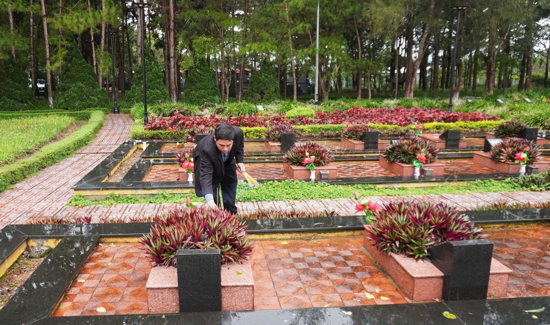 Đồng chí Nghiêm Xuân Đức - Phó Bí thư Thường trực Thành ủy, Chủ tịch HĐND TP Bảo Lộc thắp hương tại phần mộ các Anh hùng liệt sĩ