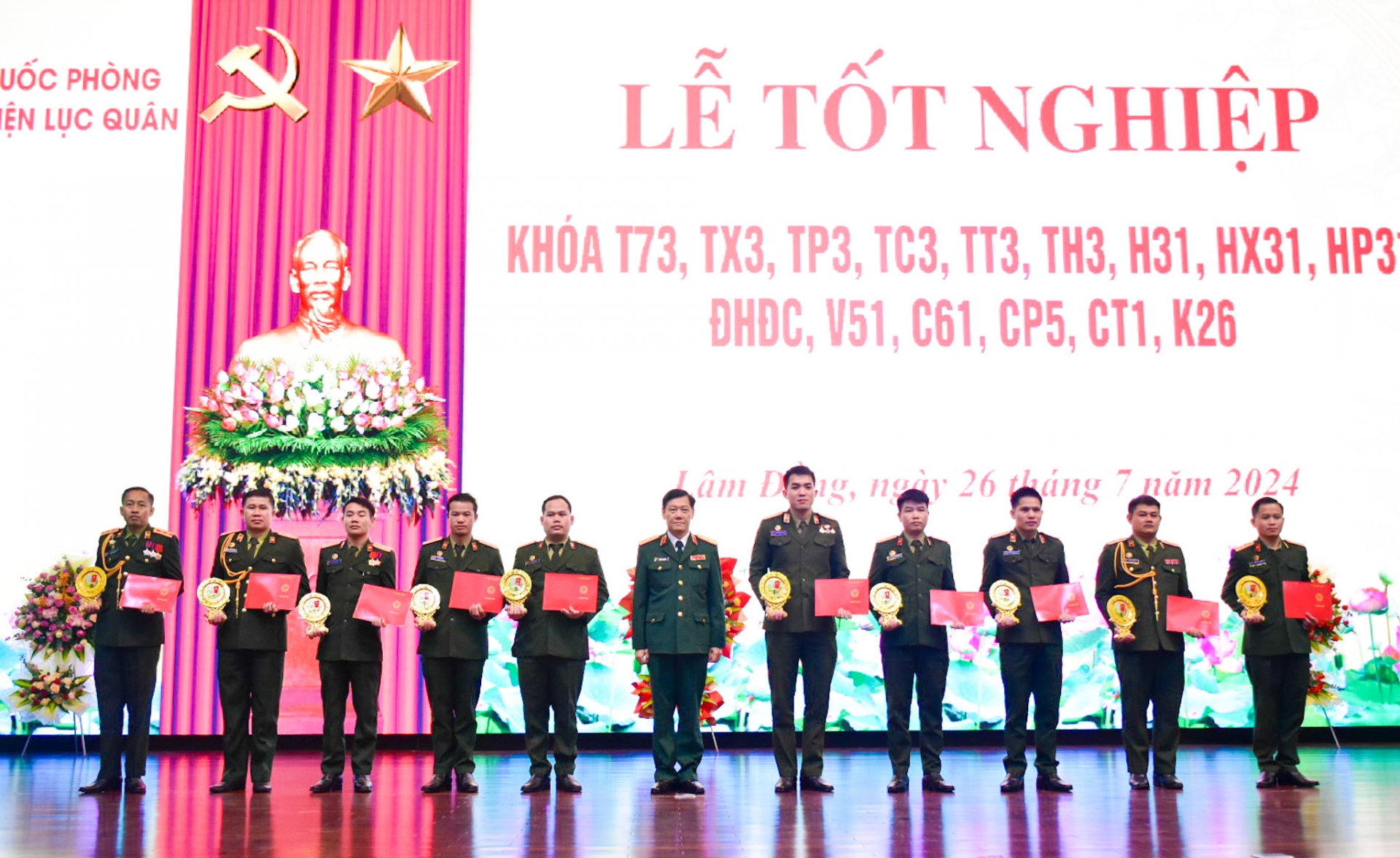 Thiếu tướng Đỗ Minh Xương - Giám đốc Học viện trao bằng tốt nghiệp cho học viên Quân đội Nhân dân Lào 