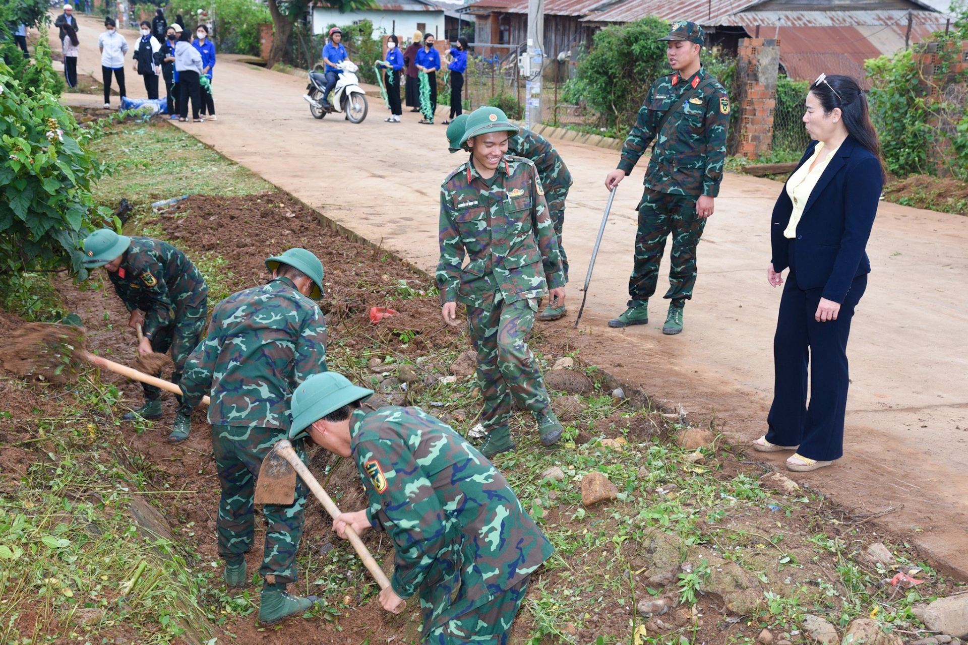 Cán bộ, chiến sĩ Học viện hào hứng tham gia đóng góp ngày công, làm đẹp đường nông thôn 