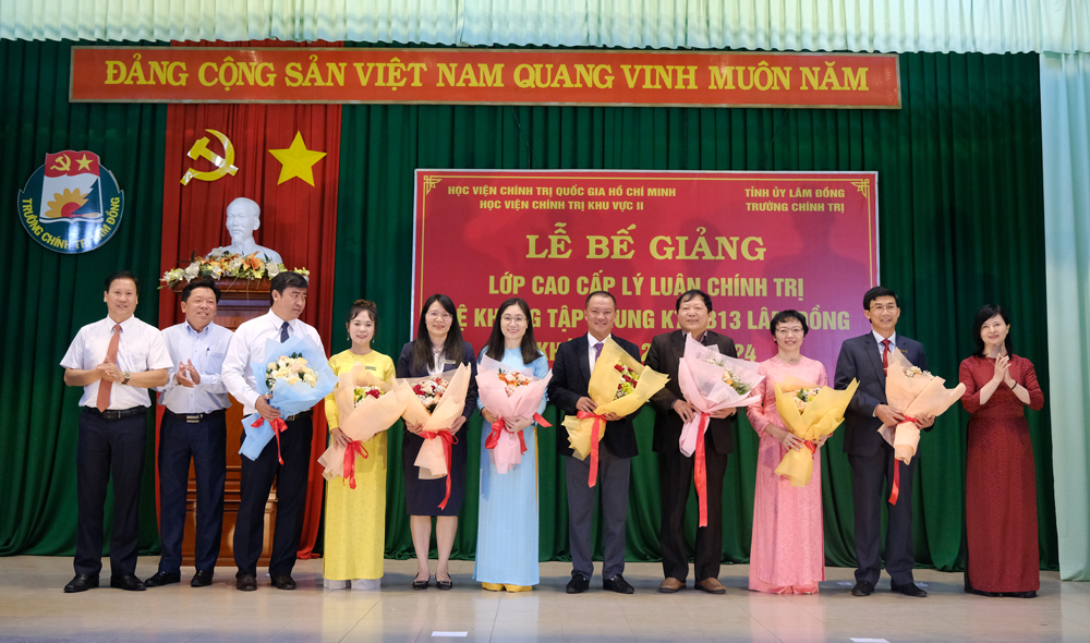 Ban chủ nhiệm lớp tặng hoa cảm ơn lãnh đạo Học viện Chính trị Khu vực II và Trường Chính trị tỉnh Lâm Đồng