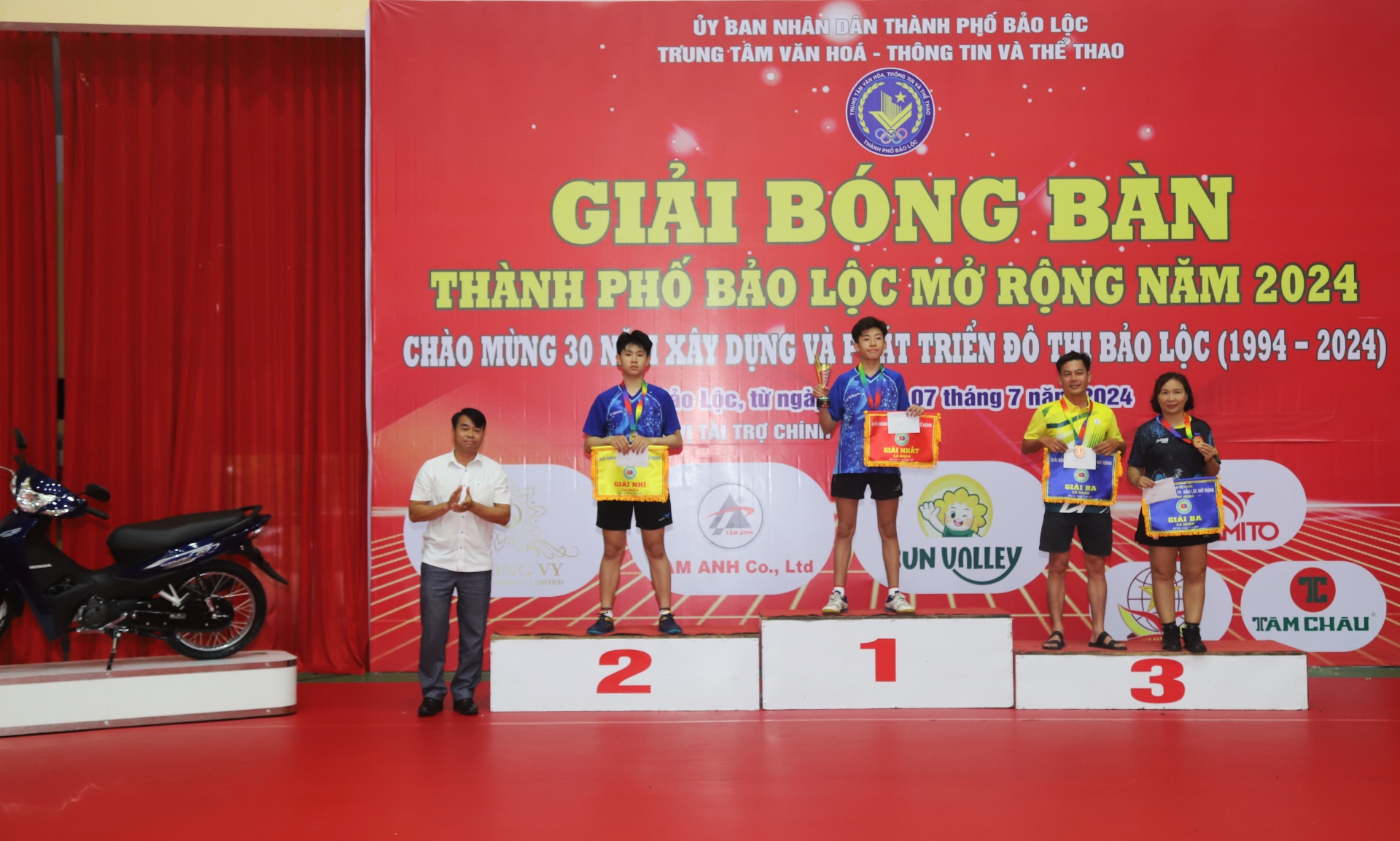 Chúc vô địch nội dung cá nhân của giải đấu được trao cho Nhà vô địch Đông Nam Á Đinh Nhật Nam