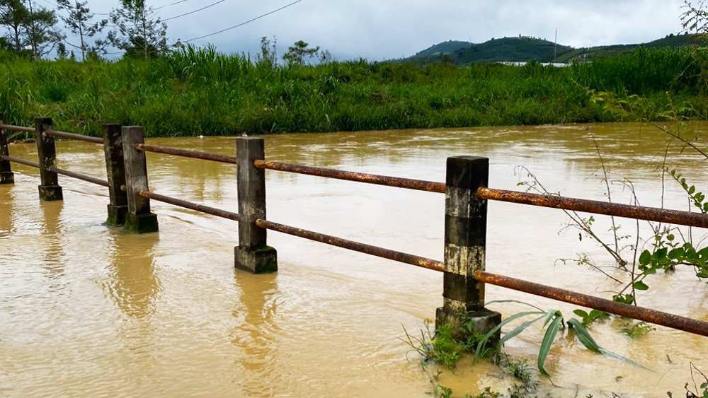 Bảo Lộc: Mưa lớn kéo dài, cầu 3 Lộc Châu bị chia cắt