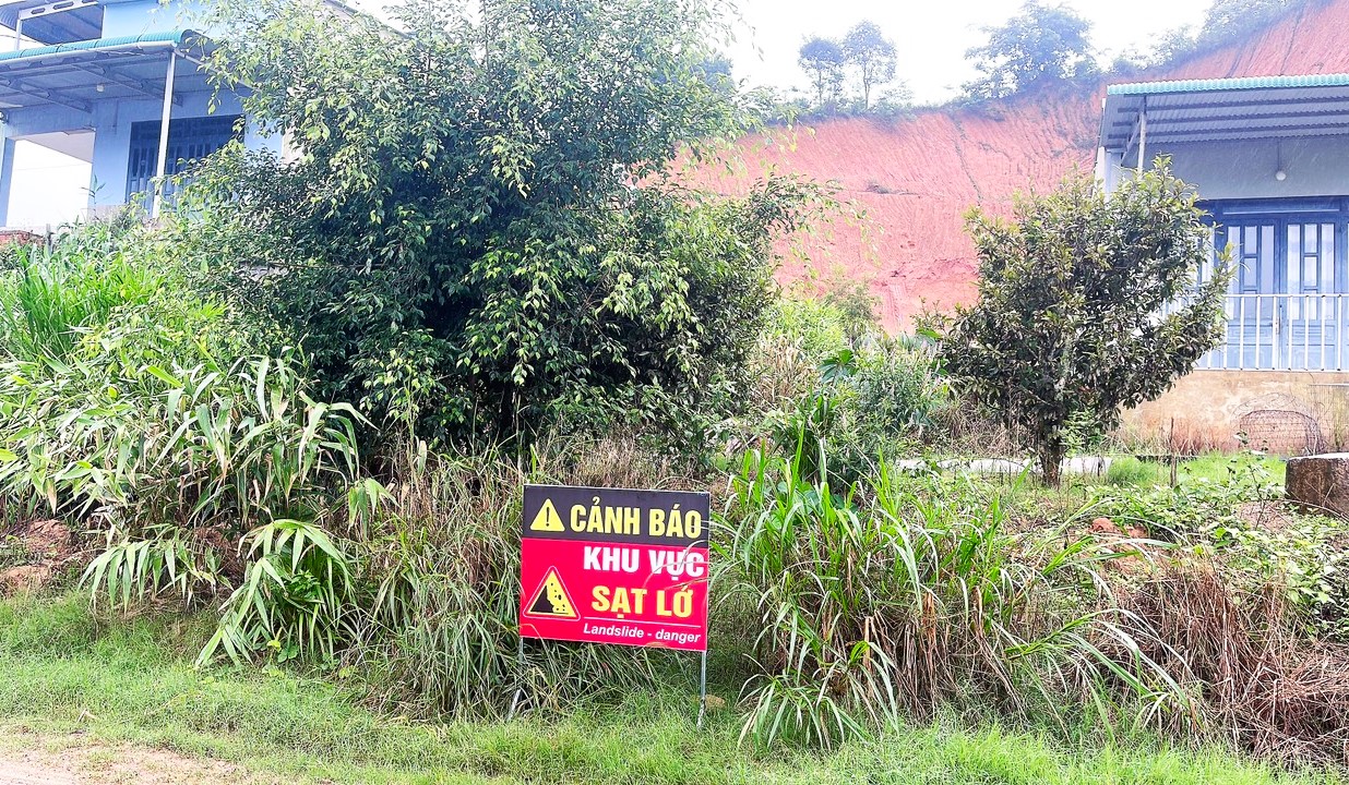 Nhiều khu vực trên Quốc lộ 55 qua xã Lộc Nam nguy cơ cao xảy ra sạt lở đã được chính quyền địa phương cảnh báo nguy hiểm