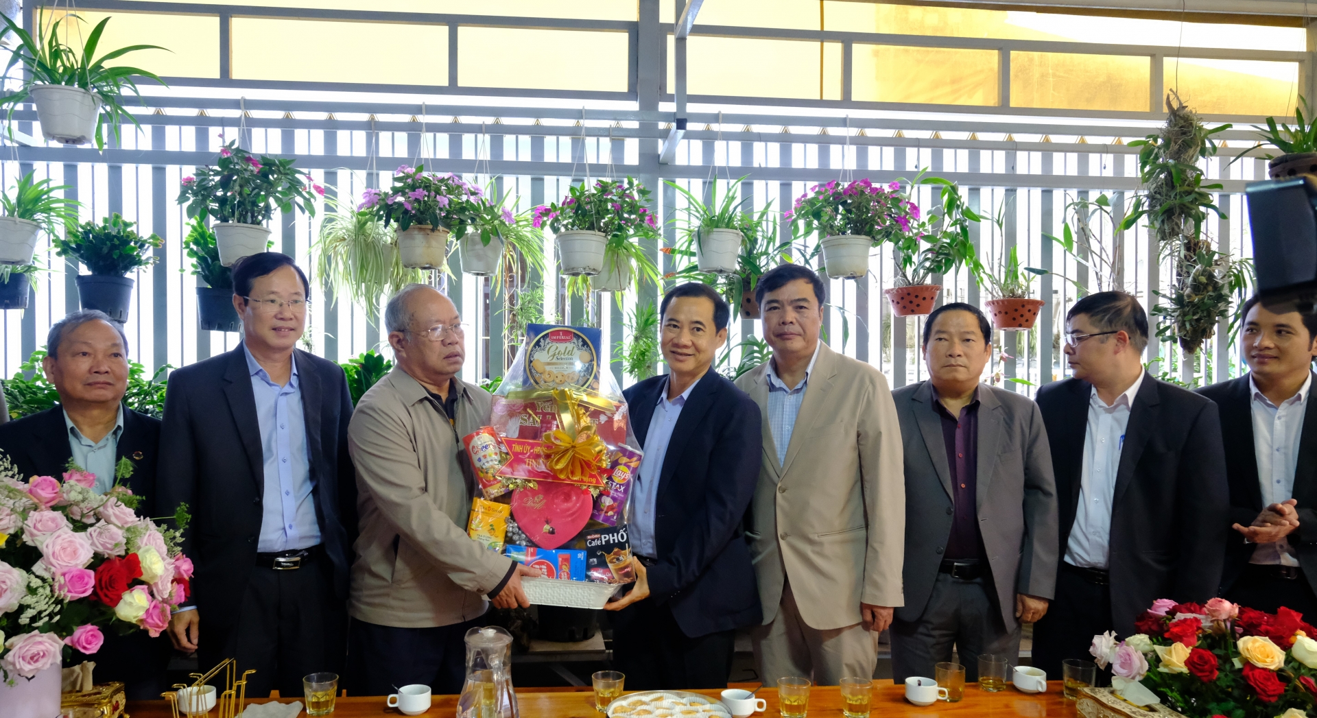 Đồng chí Nguyễn Thái học cùng đoàn công tác tặng quà gia đình thương binh Nguyễn Công Binh.
