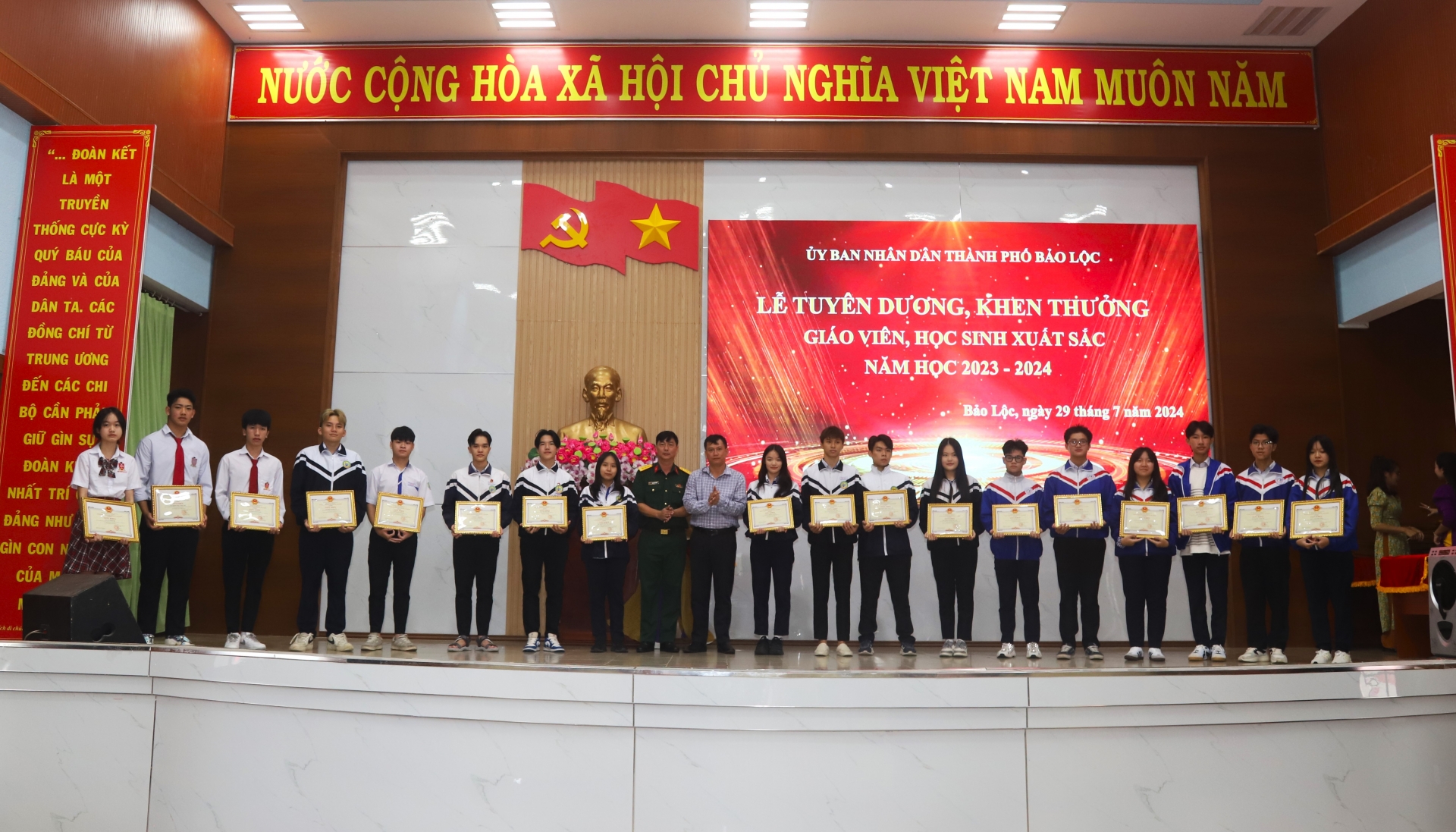 Bảo Lộc: Tuyên dương, khen thưởng giáo viên, học sinh đạt thành tích xuất sắc năm 2023 – 2024