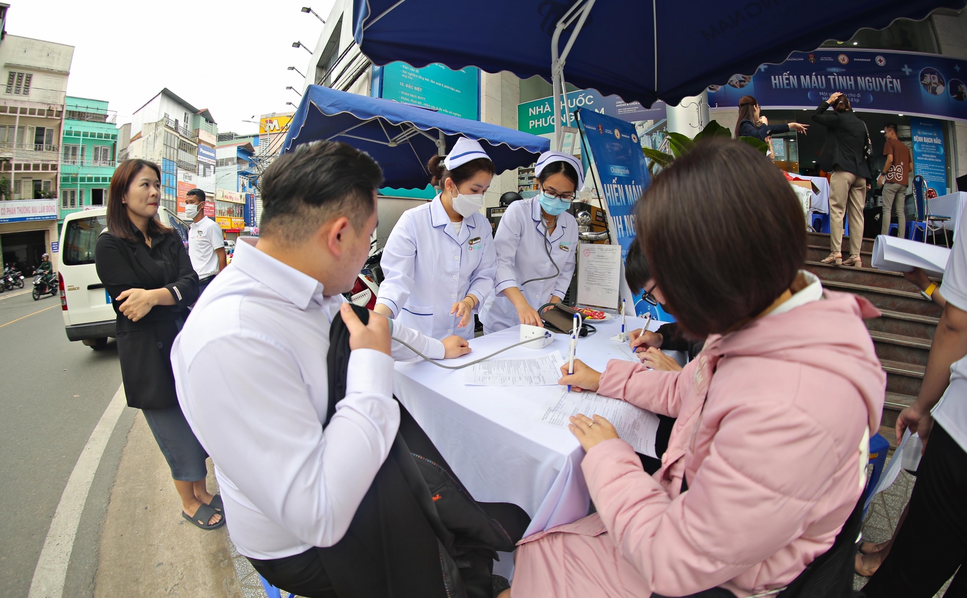 Đông đảo người dân sinh sống, làm việc tại Đà Lạt và các huyện lân cận tham gia hiến máu tình nguyện