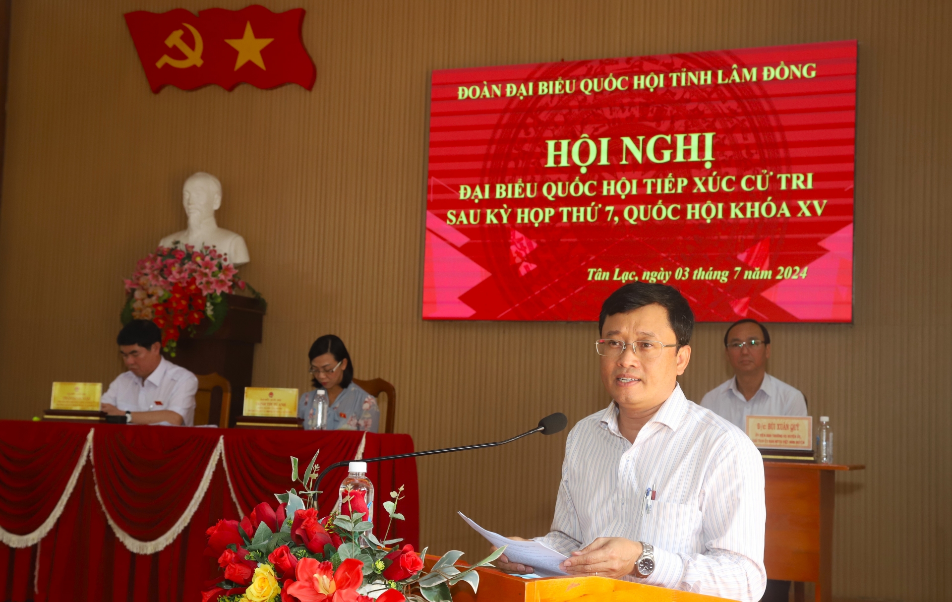 Chủ tịch UBND huyện Bảo Lâm Trương Hoài Minh tiếp thu, giải trình các ý kiến, kiến nghị của cử tri thuộc thẩm quyền