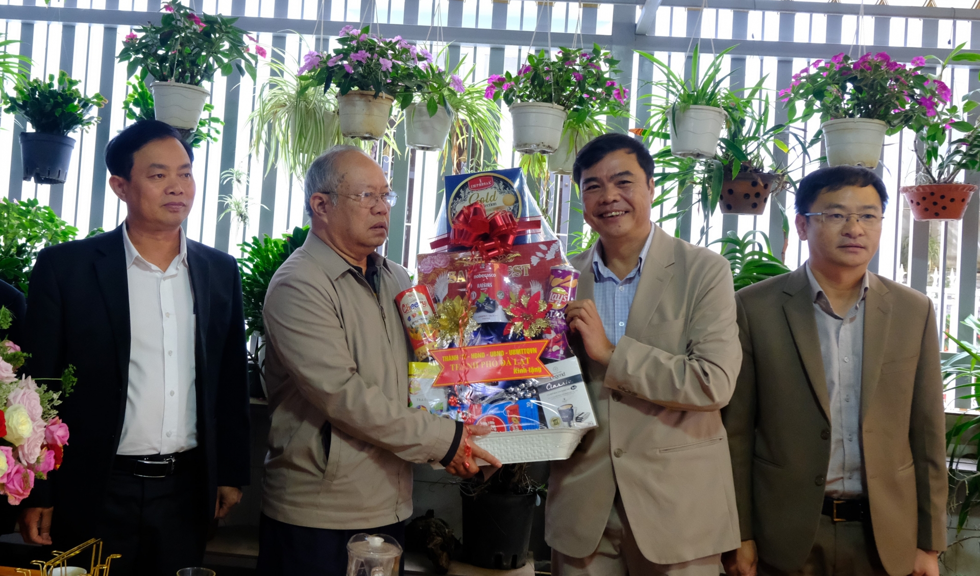 Lãnh đạo TP Đà Lạt tặng quà gia đình thương binh Nguyễn Công Binh