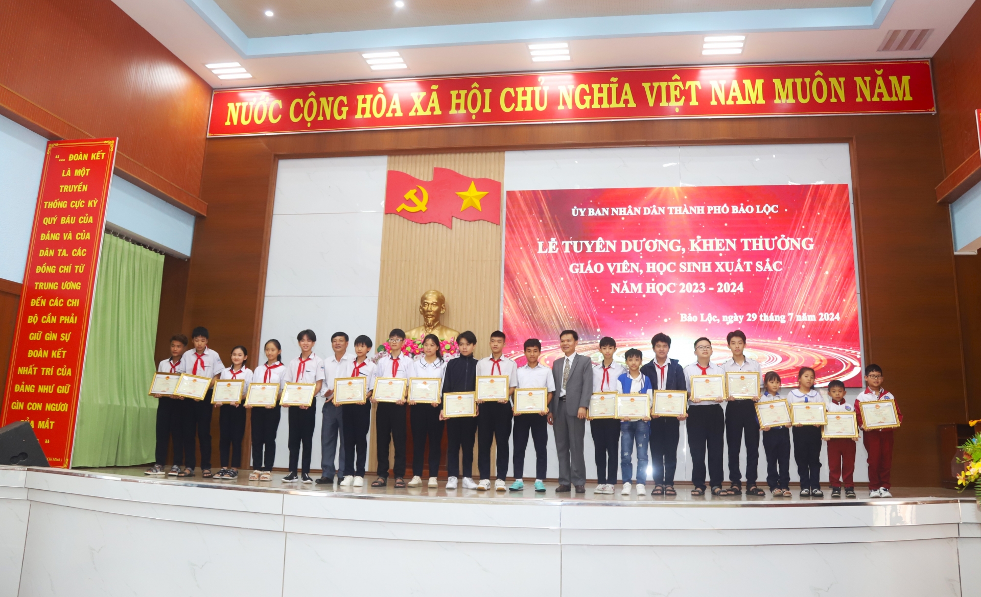 Các em học sinh Tiểu học và THCS đạt thành tích cao tại các cuộc thi, kỳ thi học sinh giỏi cấp tỉnh nhận khen thưởng