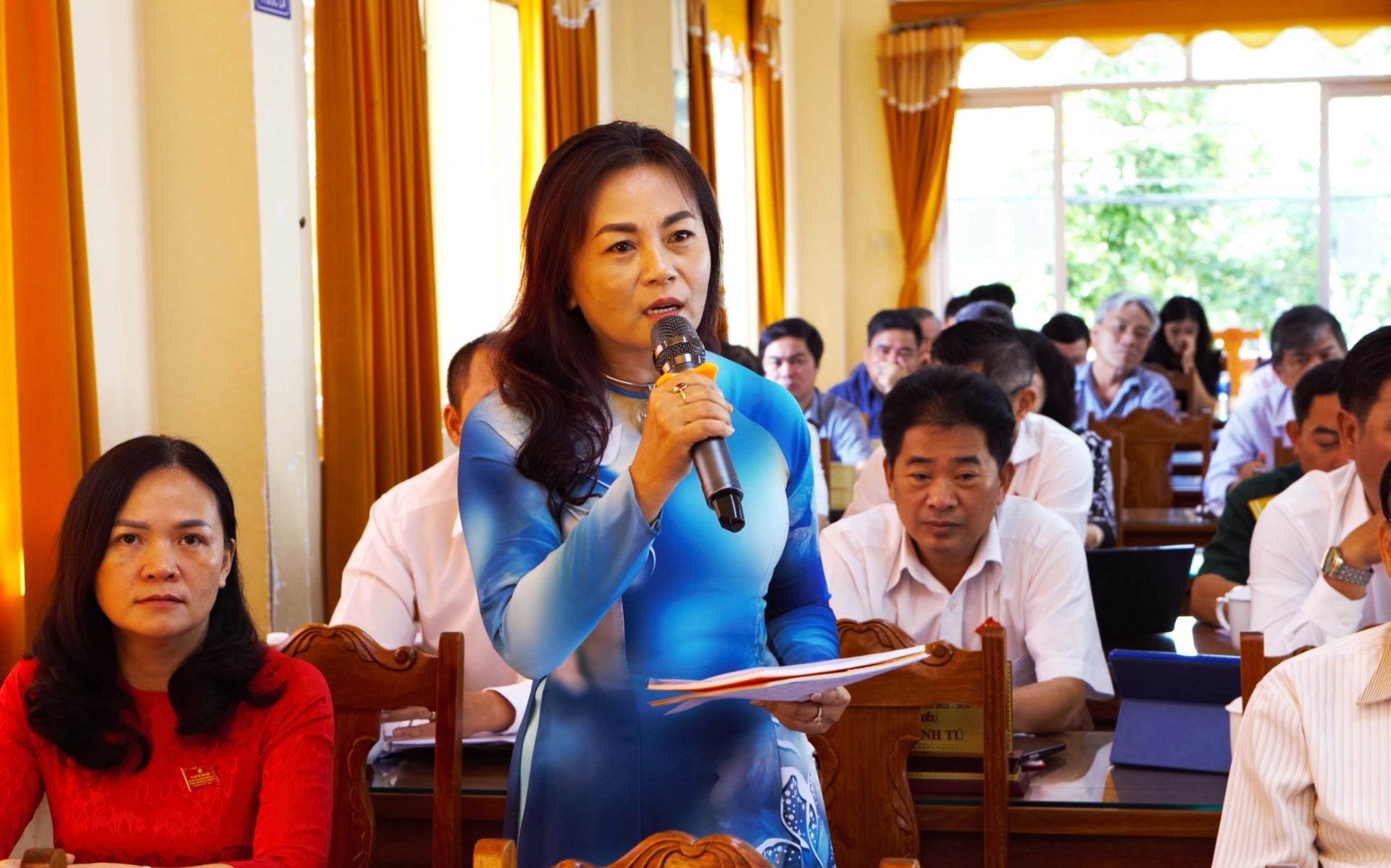 Đại biểu Nguyễn Bùi Thị Minh Hiền chất vấn tại Kỳ họp