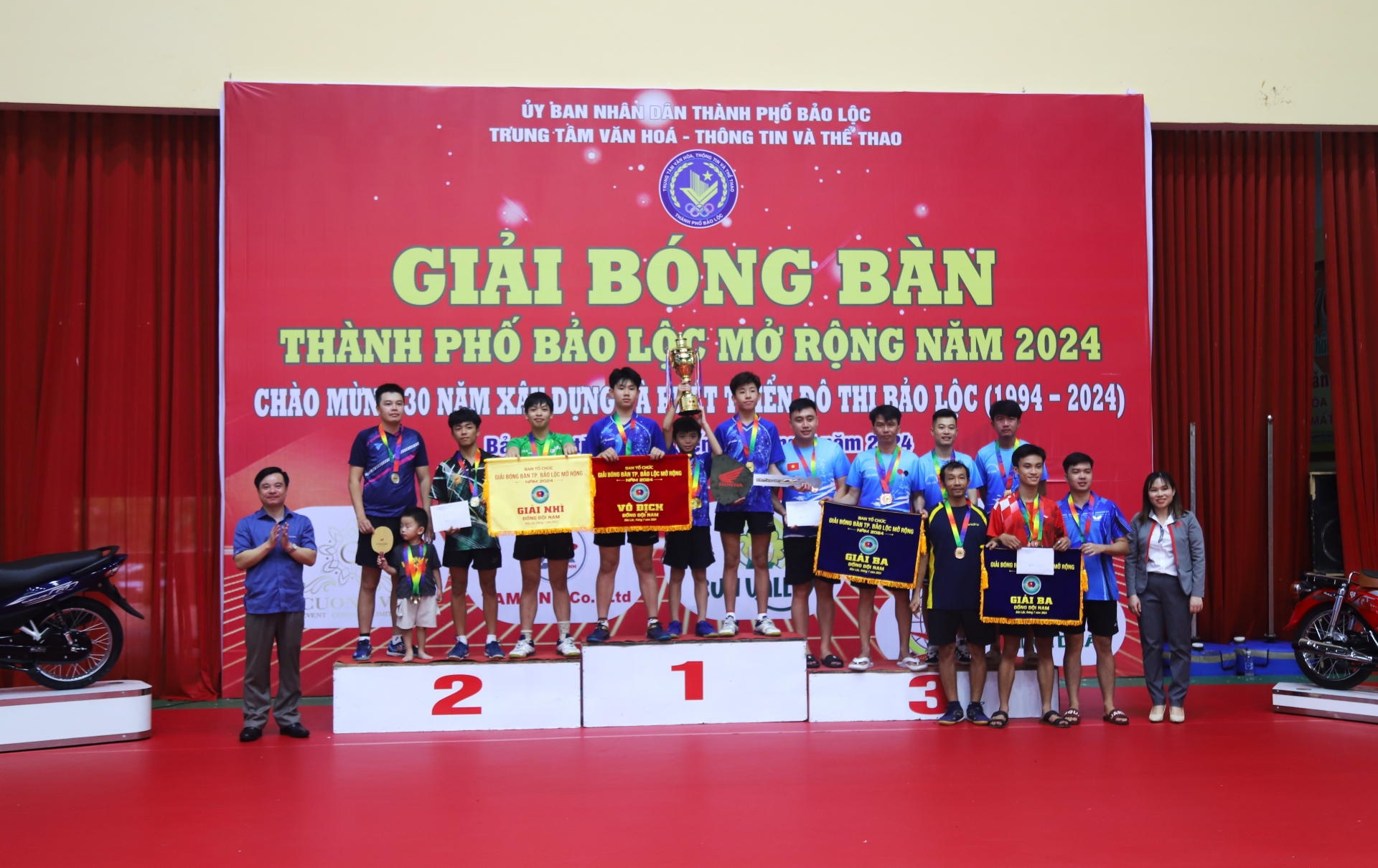 Ban tổ chức trao cúp vô địch đồng đội nam cho CLB Honda Tâm Anh Bảo Lộc