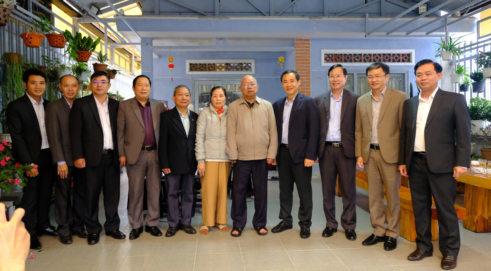 Đoàn công tác chụp ảnh lưu niệm với gia đình thương binh Nguyễn Công Binh