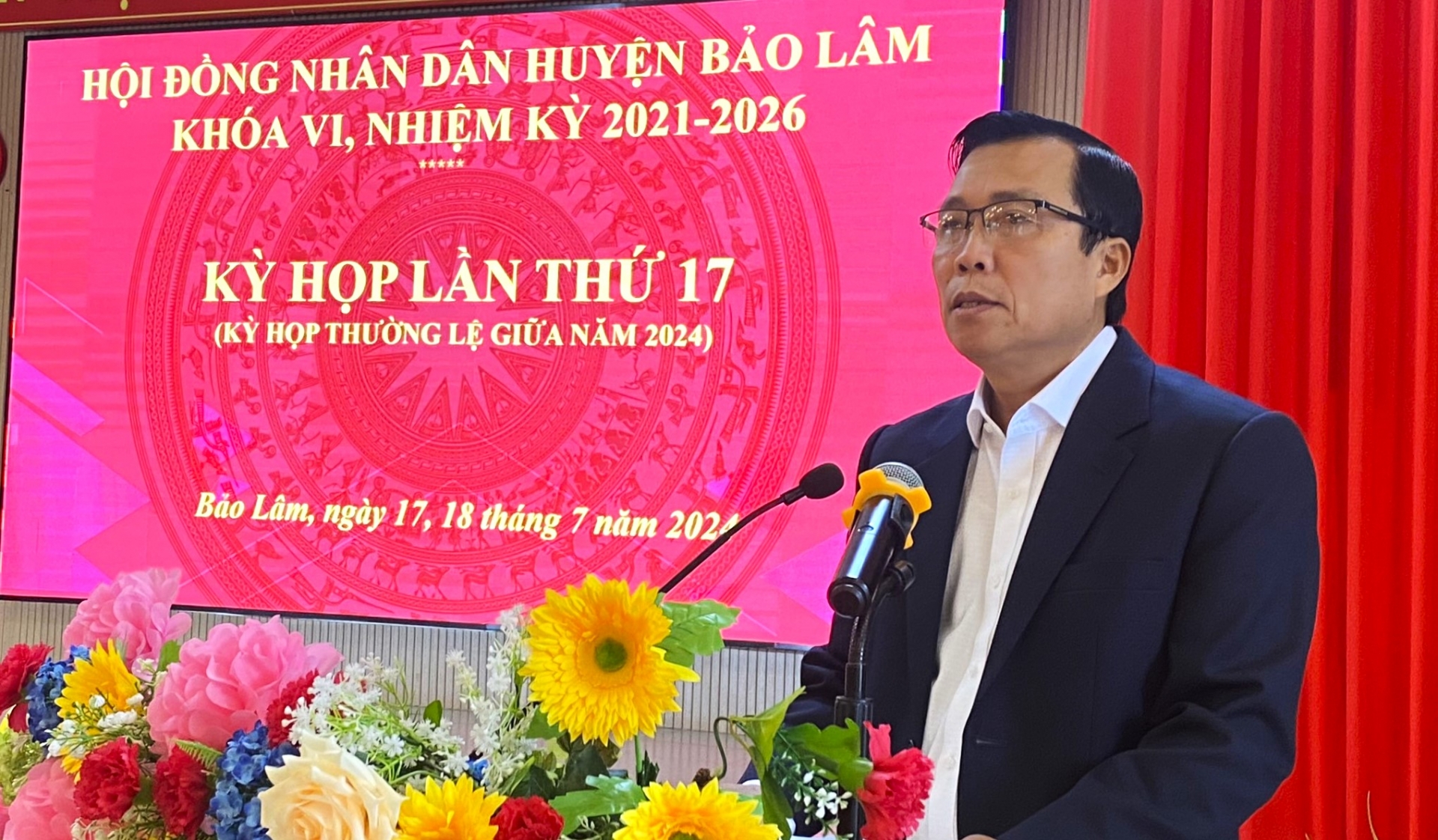 Đồng chí Trịnh Văn Thảo - Phó Chủ tịch UBND huyện báo cáo kết quả phát triển kinh tế - xã hội 6 tháng đầu năm tại Kỳ họp