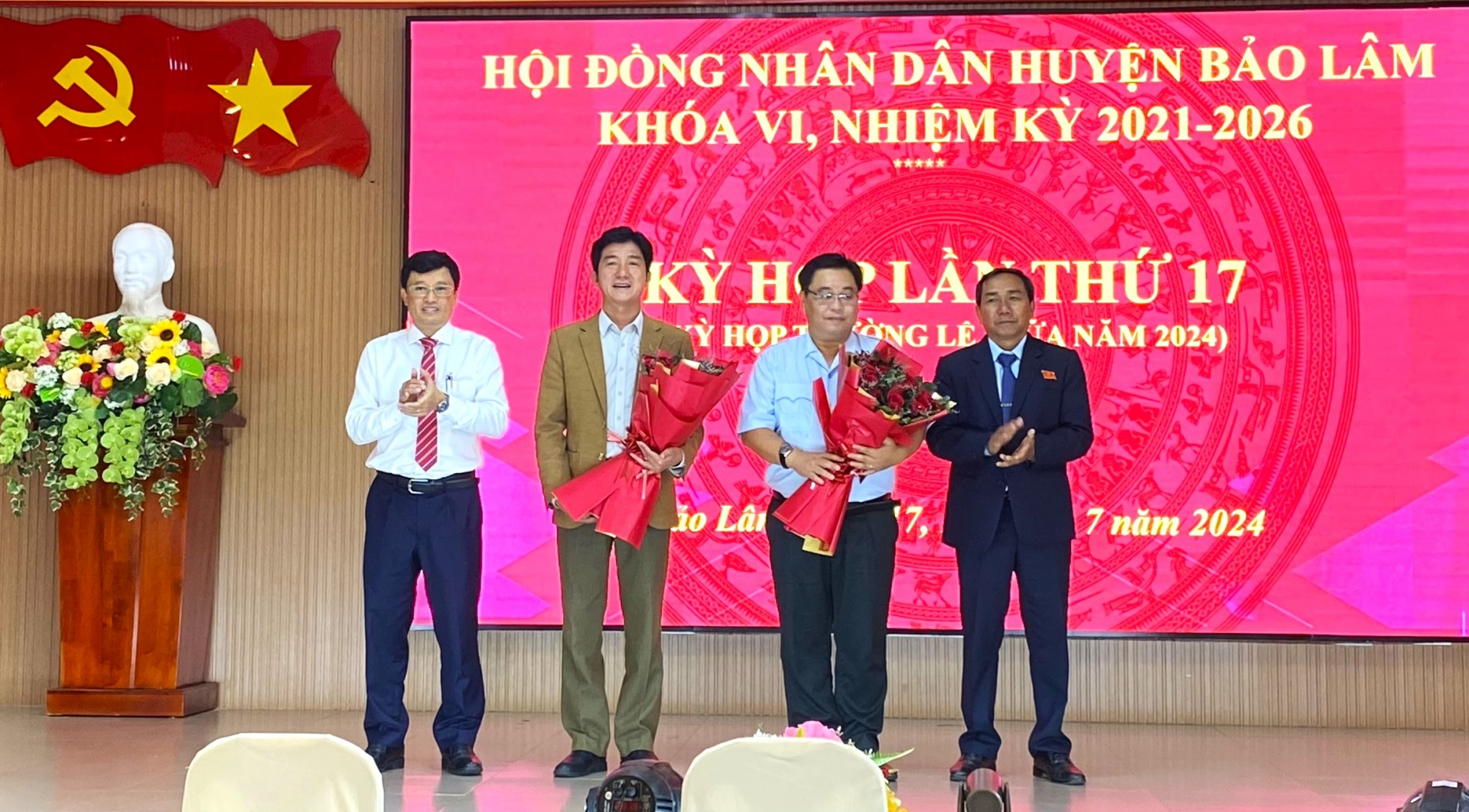 Lãnh đạo huyện Bảo Lâm tặng hoa cho các thành viên UBND huyện vừa được bầu bổ sung tại Kỳ họp