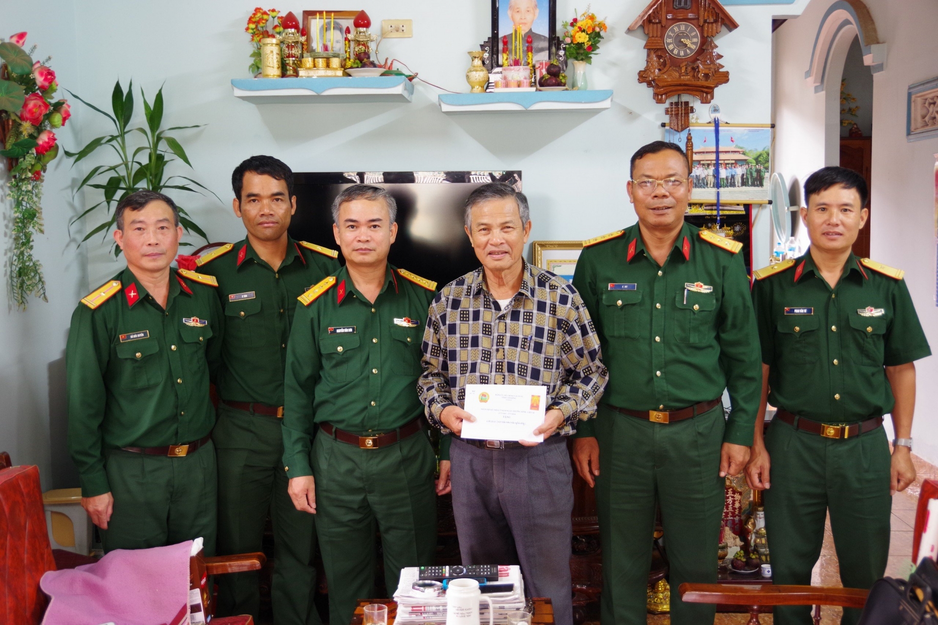 Đoàn thăm, tặng quà Đại tá Lê Xuân Ngân, nguyên Chính ủy Bộ CHQS tỉnh và Đại tá Nguyễn Đức Phó, nguyên Phó Chỉ huy trưởng Bộ CHQS tỉnh