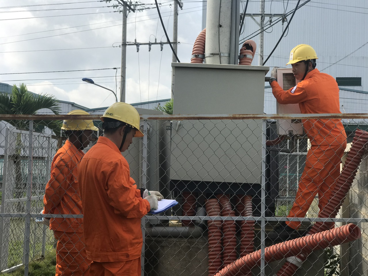 Công ty Điện lực Lâm Đồng chú trọng đảm bảo an toàn điện, không để xảy ra sự cố gây nguy hiểm tới tính mạng và tài sản khách hàng