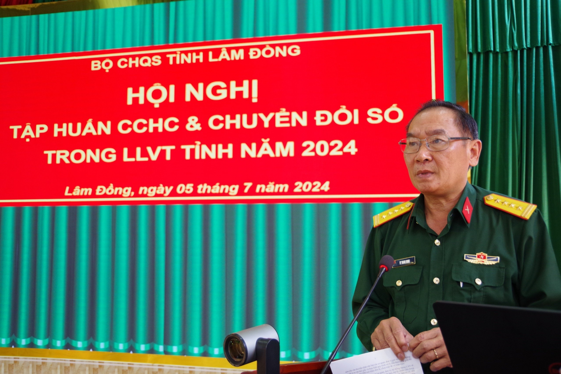 Đại tá Vy Thanh Minh - Phó Chỉ huy trưởng, Tham mưu trưởng Bộ CHQS tỉnh phát biểu tại hội nghị 