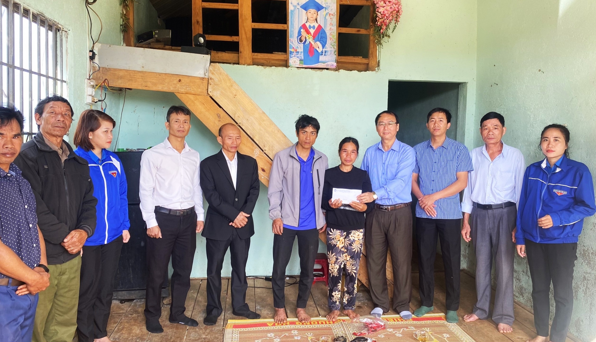 Ông Bùi Xuân Quý - Chủ tịch Ủy ban MTTTQ Việt Nam huyện Bảo Lâm tới thăm, động viên và trao số tiền 30 triệu đồng hỗ trợ cho gia đình 2 cháu bé bị đuối nước