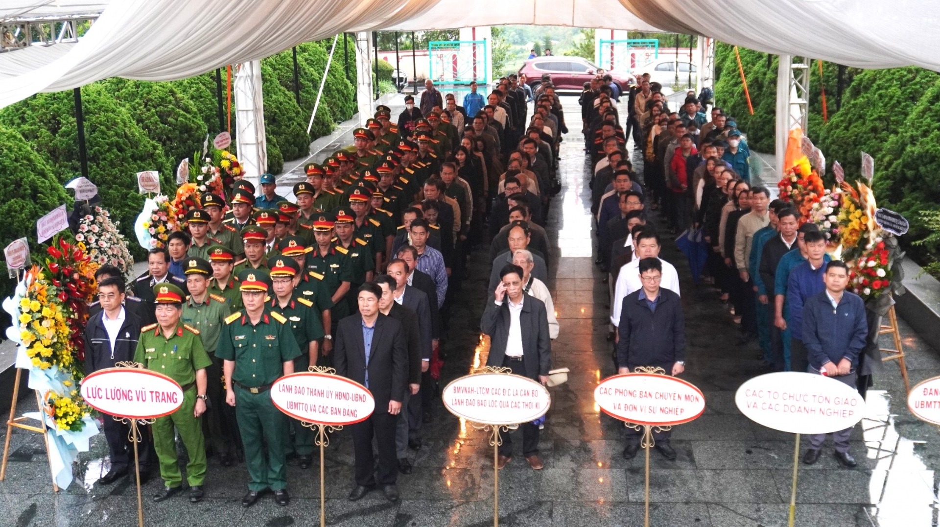 Các đồng chí lãnh đạo TP Bảo Lộc cùng đông đảo đại biểu tổ chức lễ viếng Nghĩa trang Liệt sĩ thành phố
