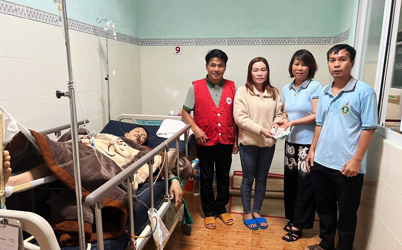 Hội Chữ thập đỏ TP Bảo Lộc và các nhà hảo tâm tới thăm hỏi, trao hỗ trợ số tiền 46 triệu đồng cho ông Nguyễn Văn Quân đang điều trị tại Bệnh viện II Lâm Đồng