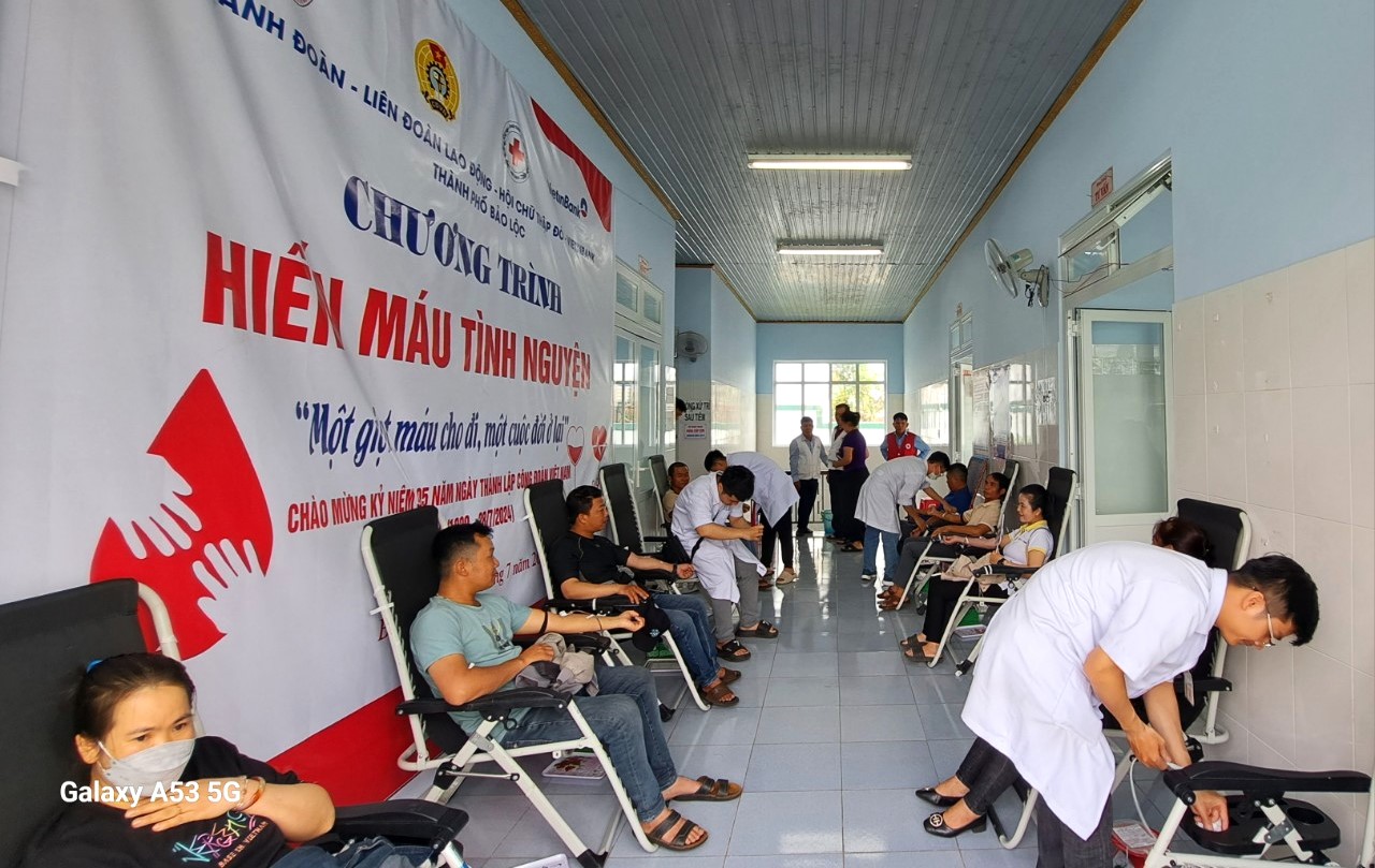 Đông đảo các tình nguyện viên TP Bảo Lộc tham gia hiến máu tình nguyện