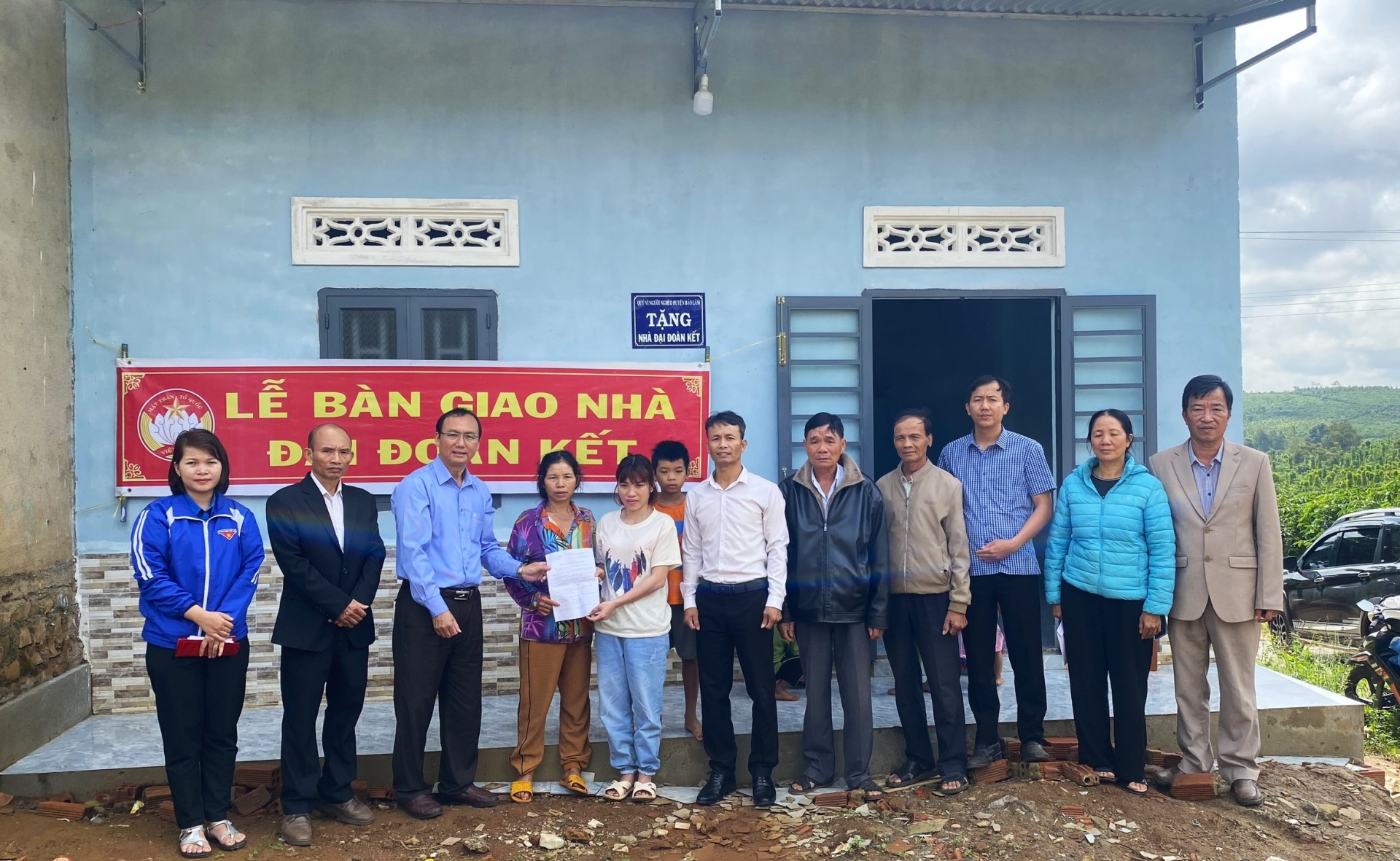 Ủy ban MTTQ Việt Nam huyện Bảo Lâm tổ chức bàn giao nhà Đại đoàn kết cho gia đình