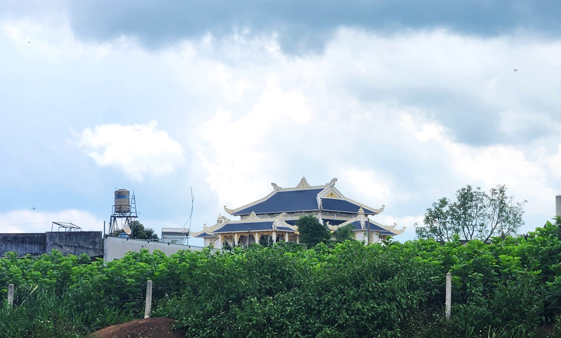 Qua kiểm tra của UBND TP Bảo Lộc thì Căn nhà xây dựng có hình dáng giống chùa xây dựng trên đất nông nghiệp, với diện tích khoảng 800 mét vuông
