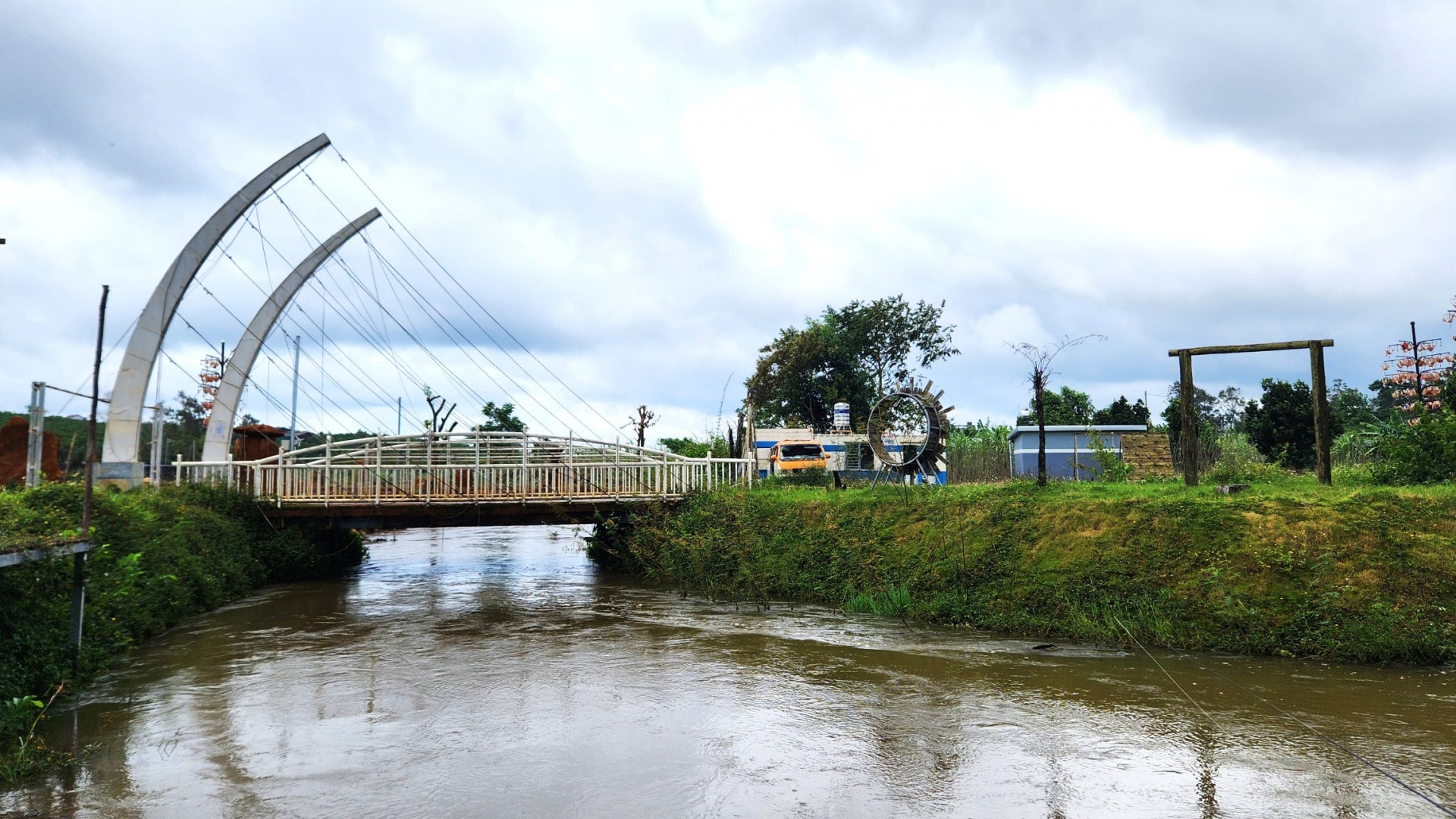 Buộc tháo dỡ cầu xây dựng không phép, hơn 100 hộ dân bị ảnh hưởng