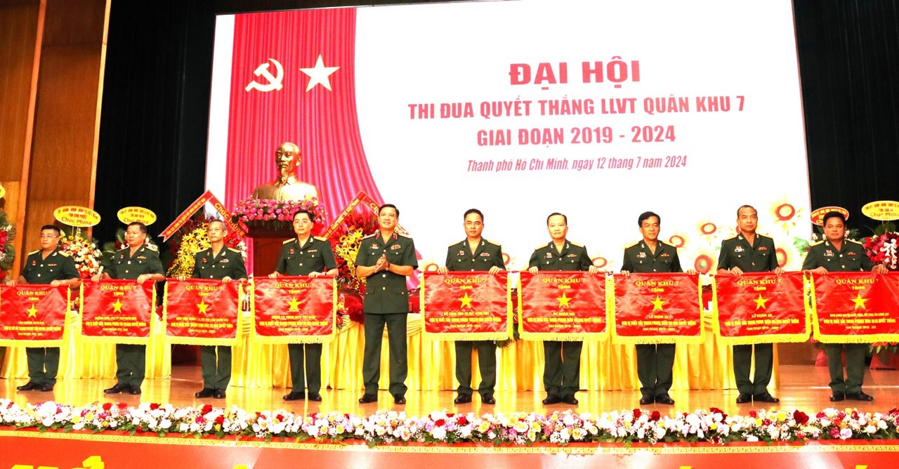 Trung tướng Nguyễn Trường Thắng tặng Cờ thi đua xuất sắc toàn diện cho các tập thể điển hình