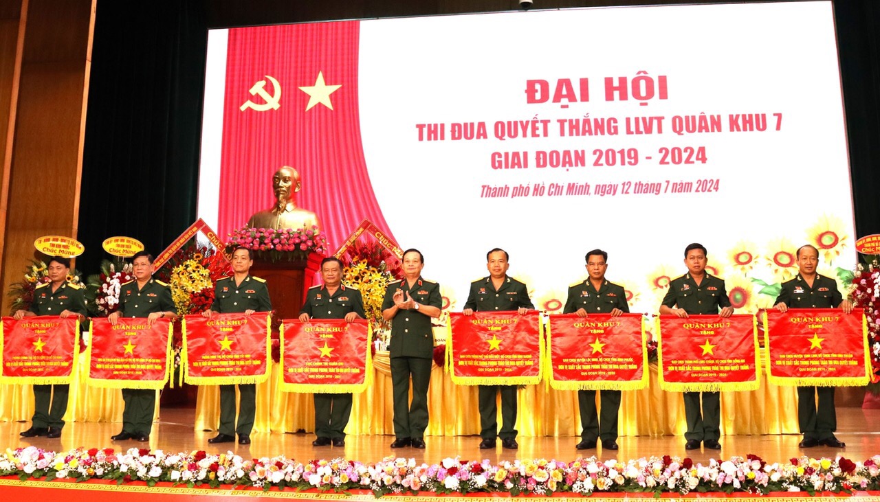 Trung tướng Trần Hoài Trung tặng Cờ thi đua xuất sắc toàn diện cho các tập thể điển hình