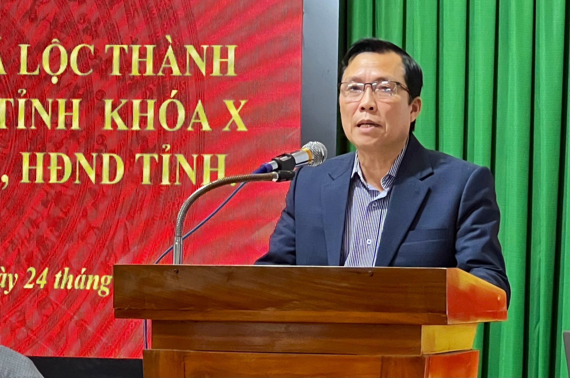 Ông Trịnh Văn Thảo - Phó Chủ tịch UBND huyện Bảo Lâm tiếp thu, giải trình các ý kiến của cư tri thuộc thẩm quyền