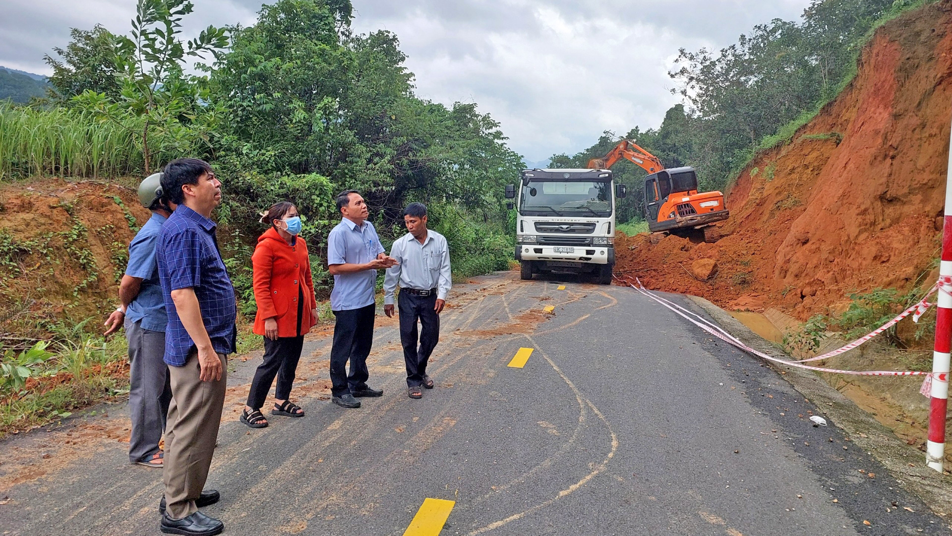 Chủ tịch UBND huyện Đạ Huoai Lê Bình Minh chỉ đạo xử lý các điểm sạt lở đất