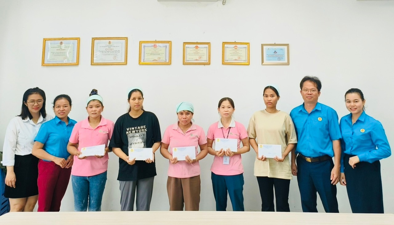 Tặng quà cho người lao động thuộc gia đình chính sách, gia đình có công với cách mạng đang làm việc tại Chi nhánh Công ty TNHH may mặc First Team Việt Nam - Khu Công nghiệp Lộc Sơn