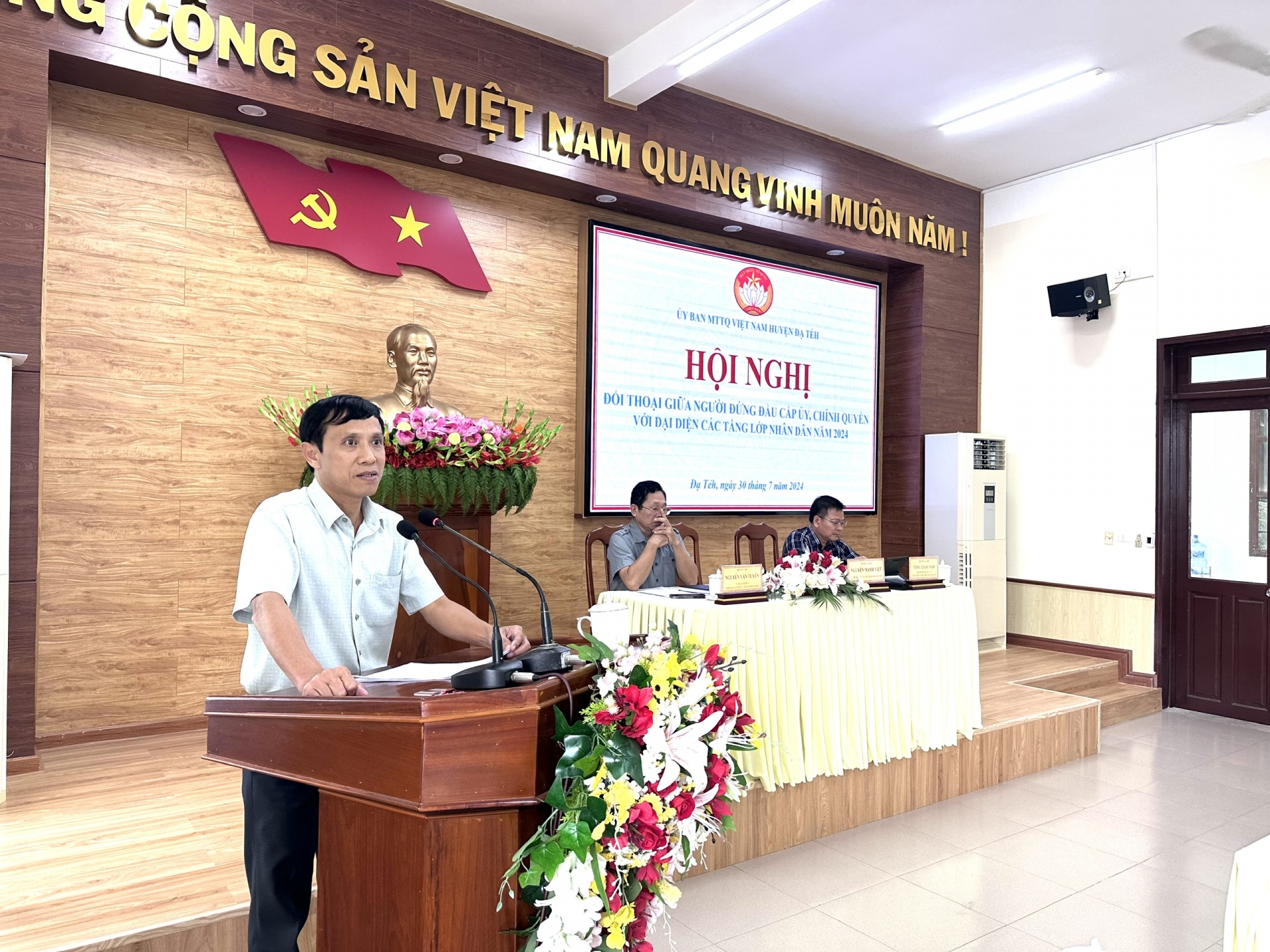 Đồng chí Nguyễn Mạnh Việt - Bí thư Huyện ủy Đạ Tẻh phát biểu, giải đáp ý kiến tại buổi đối thoại