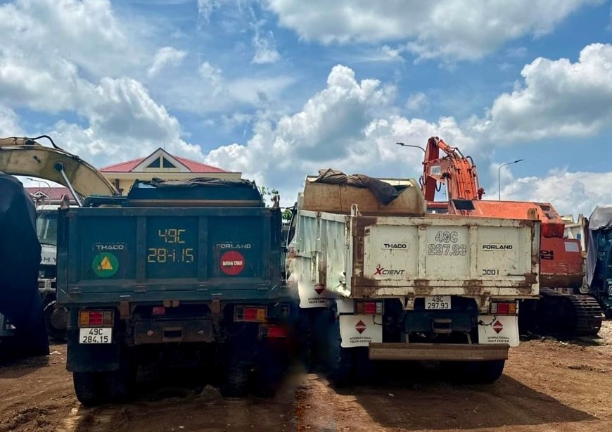 Các phương tiện đào múc, vận chuyển đất liên trong trong bài viết tại Công an huyện Bảo Lâm