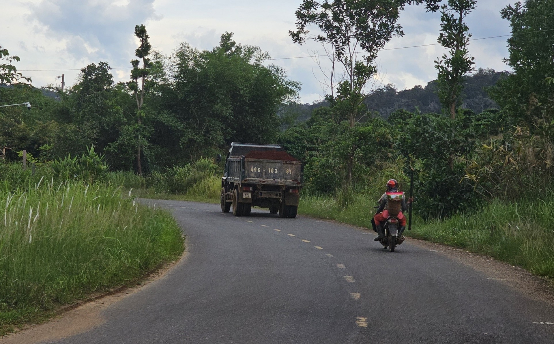 Xe vận chuyển đất từ vị trí đào múc sát bía rừng tại xã Lộc Bảo, huyện Bảo Lâm