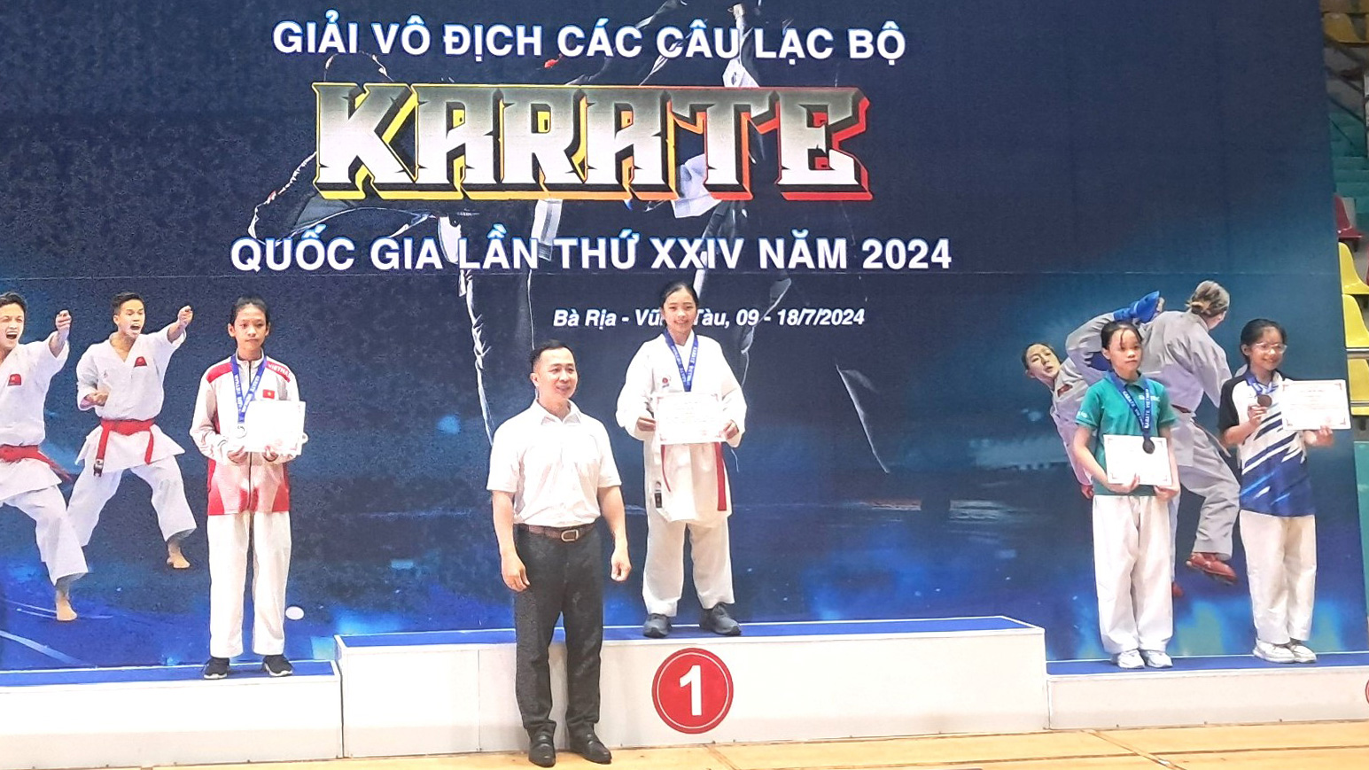 VĐV Nguyễn Thanh Xuân của Lâm Đồng trên bục nhận huy chương vàng