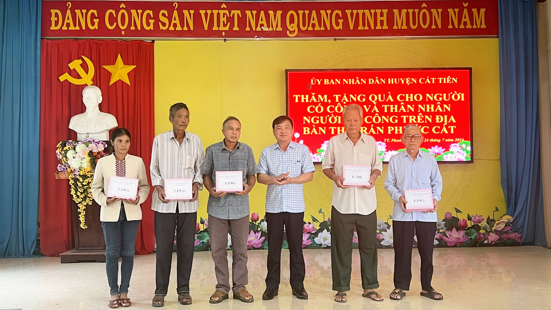 Chủ tịch UBND huyện Cát Tiên Nguyễn Hoàng Phúc trao quà cho các gia đình người có công tiêu biểu trên địa bàn
