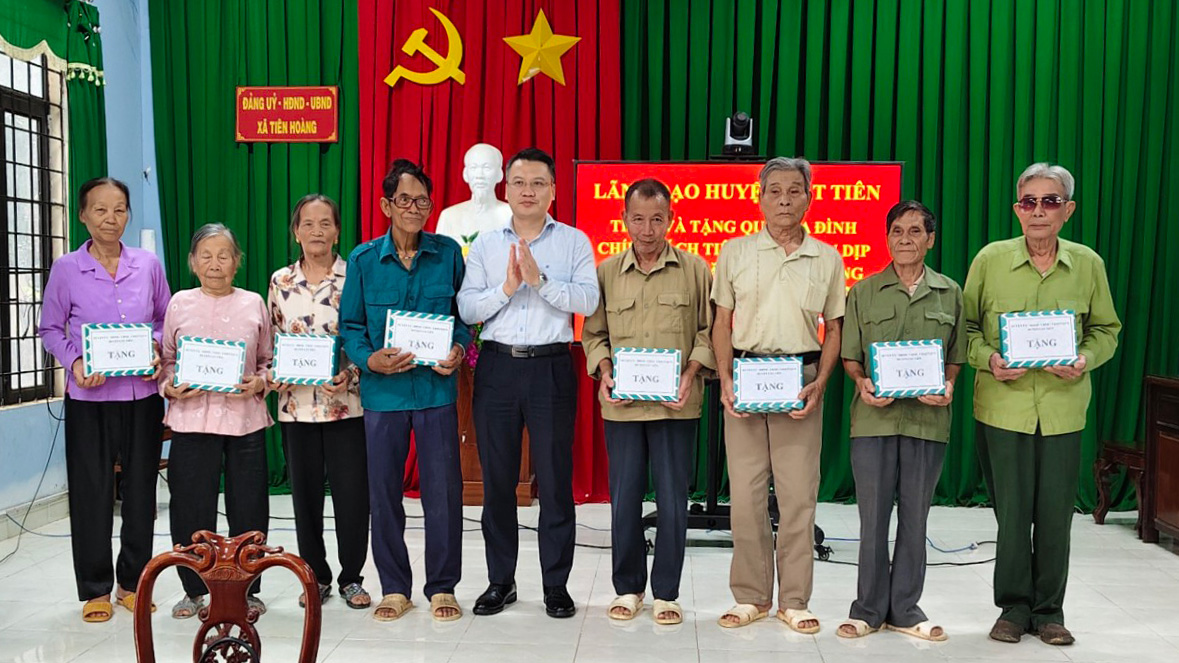 Bí thư Huyện ủy Cát Tiên Nguyễn Tiến Dũng trao quà cho các gia đình người có công tiêu biểu trên địa bàn