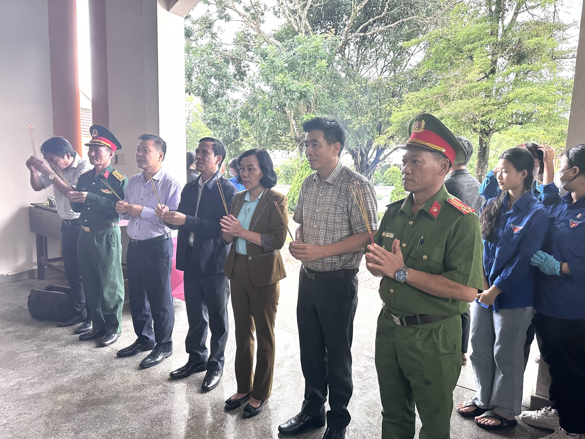 Đại diện lãnh đạo huyện Đạ Tẻh dâng hương bày tỏ lòng biết ơn sâu sắc đến các anh hùng, liệt sỹ.
