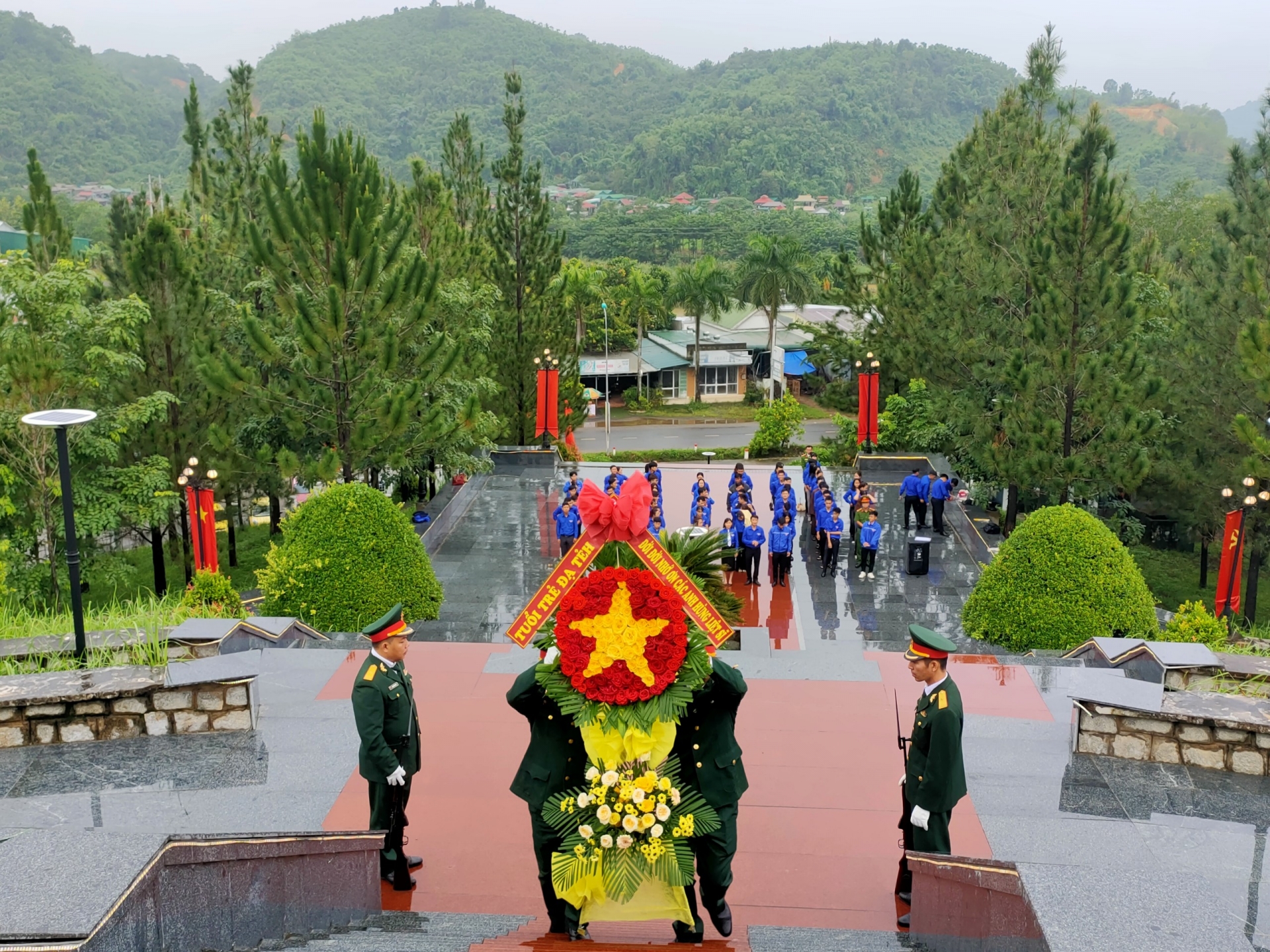 Các đại biểu dâng hoa tại Đài Tưởng niệm Liệt sĩ huyện trước khi bước vào chương trình làm việc. 