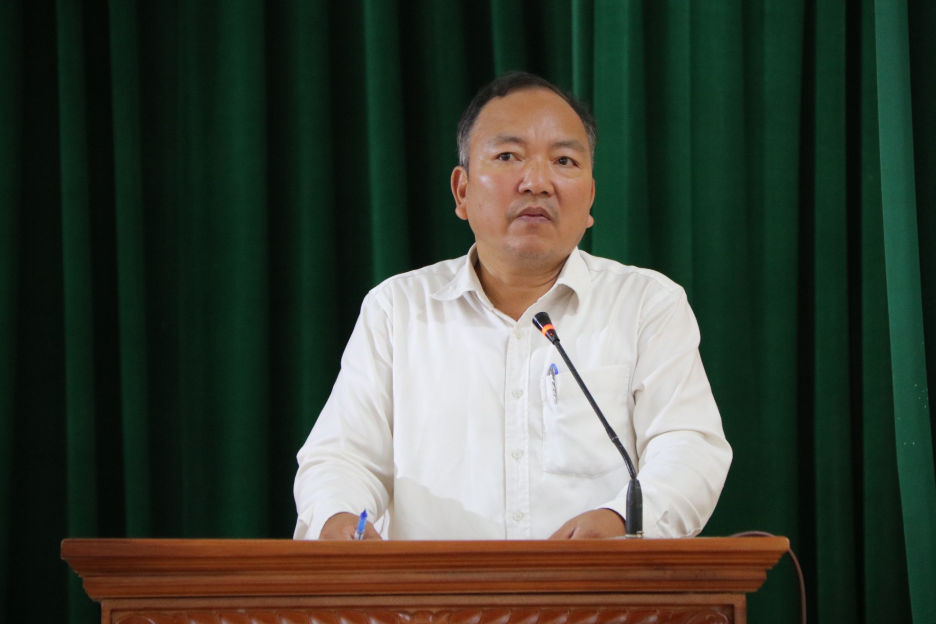Ông Đinh Đức Chí - Phó Chủ tịch UBND huyện Lâm Hà giải trình tại buổi tiếp xúc