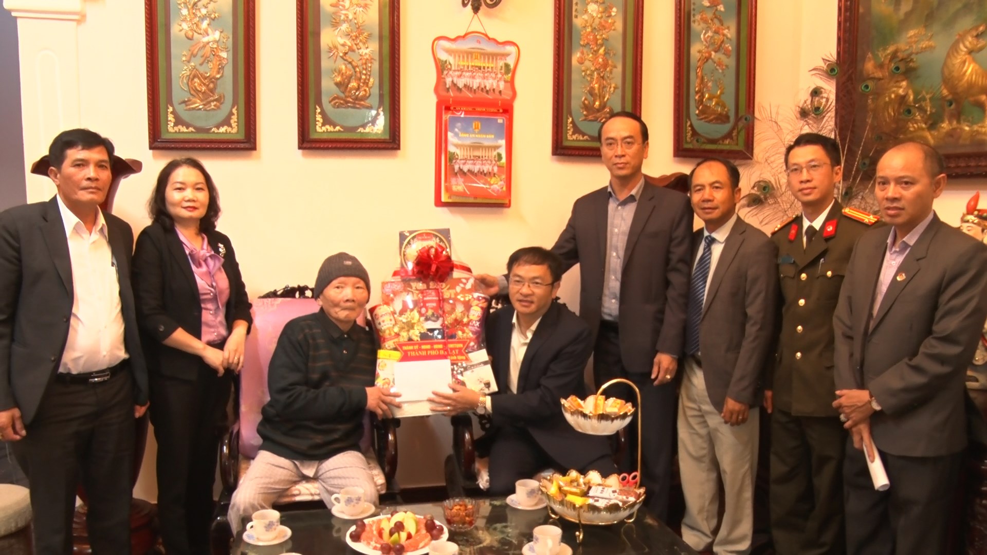 Lãnh đạo TP Đà Lạt thăm, tặng quà gia đình chính sách