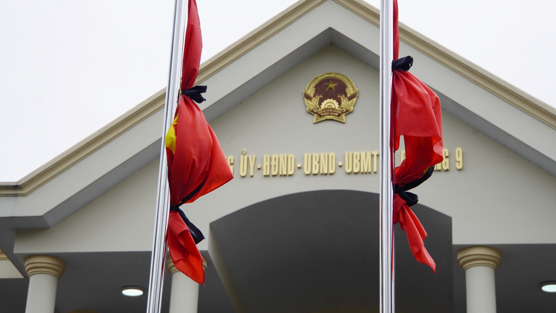 Các cơ quan, đơn vị, khu du lịch, khách sạn,..treo cờ rủ tưởng nhớ Tổng Bí thư Nguyễn Phú Trọng