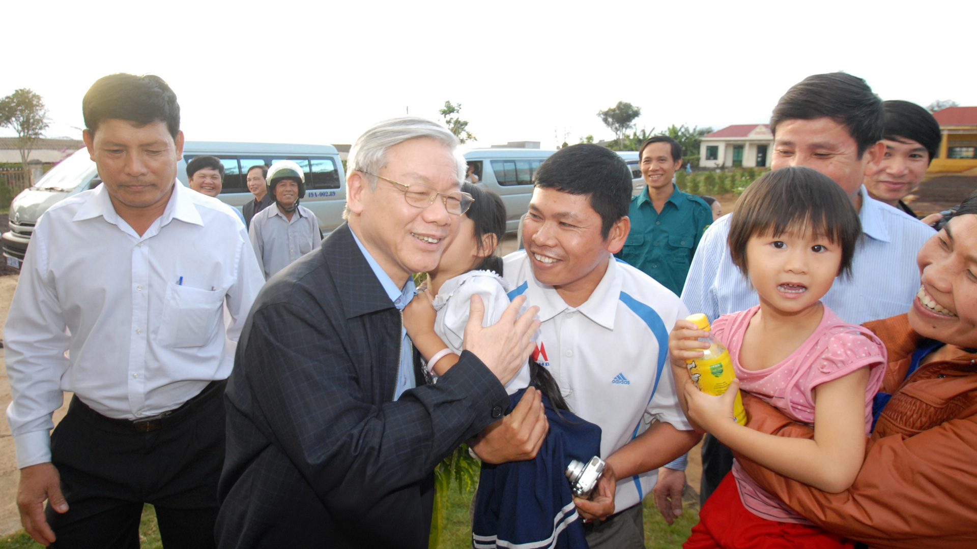 Tổng Bí thư Nguyễn Phú Trọng thân thiện với các em nhỏ ở xã Đông Thanh (Lâm Hà). Ảnh: Mai Vinh