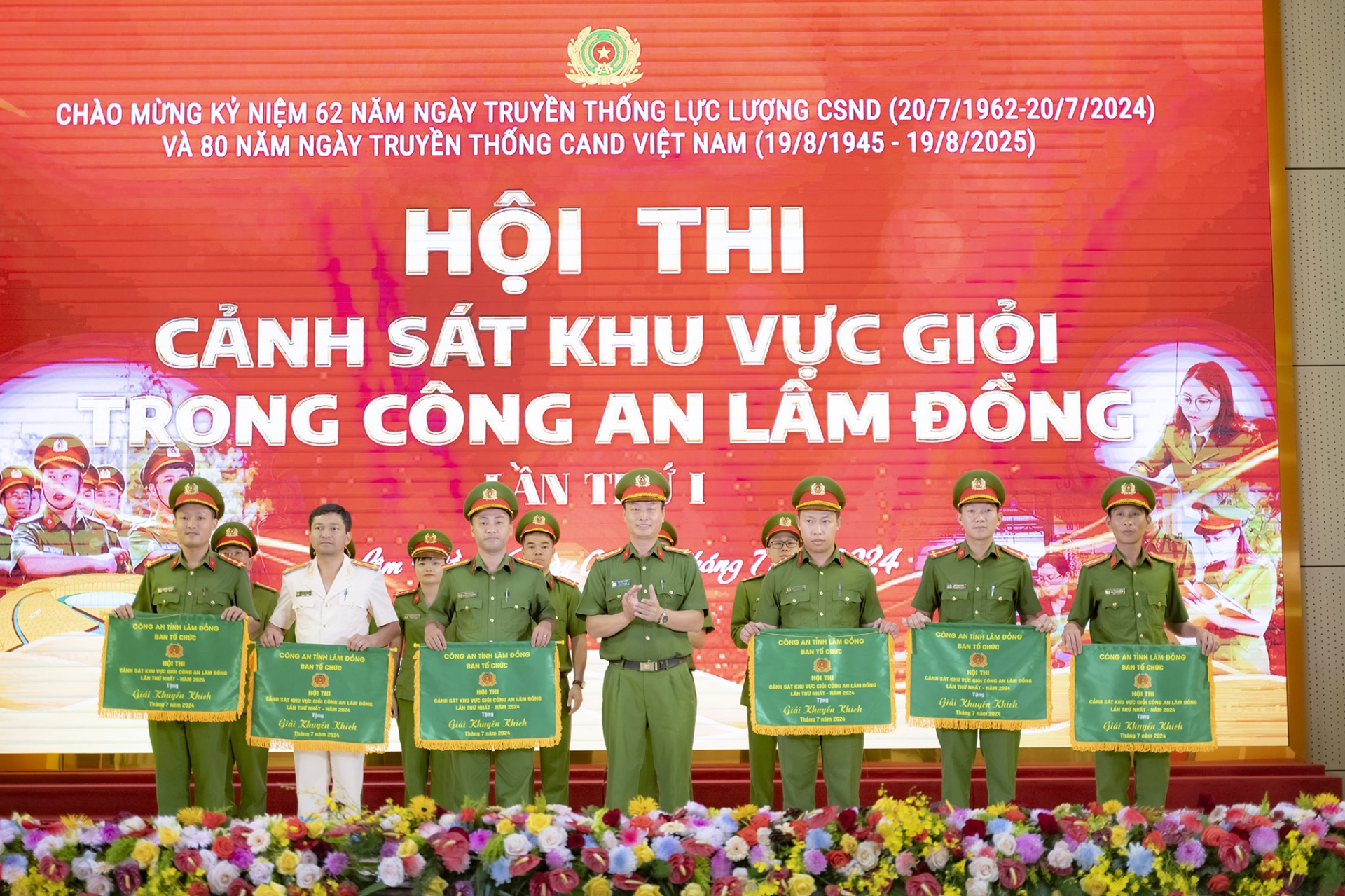 Đại tá Bùi Đức Thịnh - Ủy viên BTV Đảng ủy, Phó Giám đốc Công an tỉnh trao giải Khuyến khích cho các đội thi