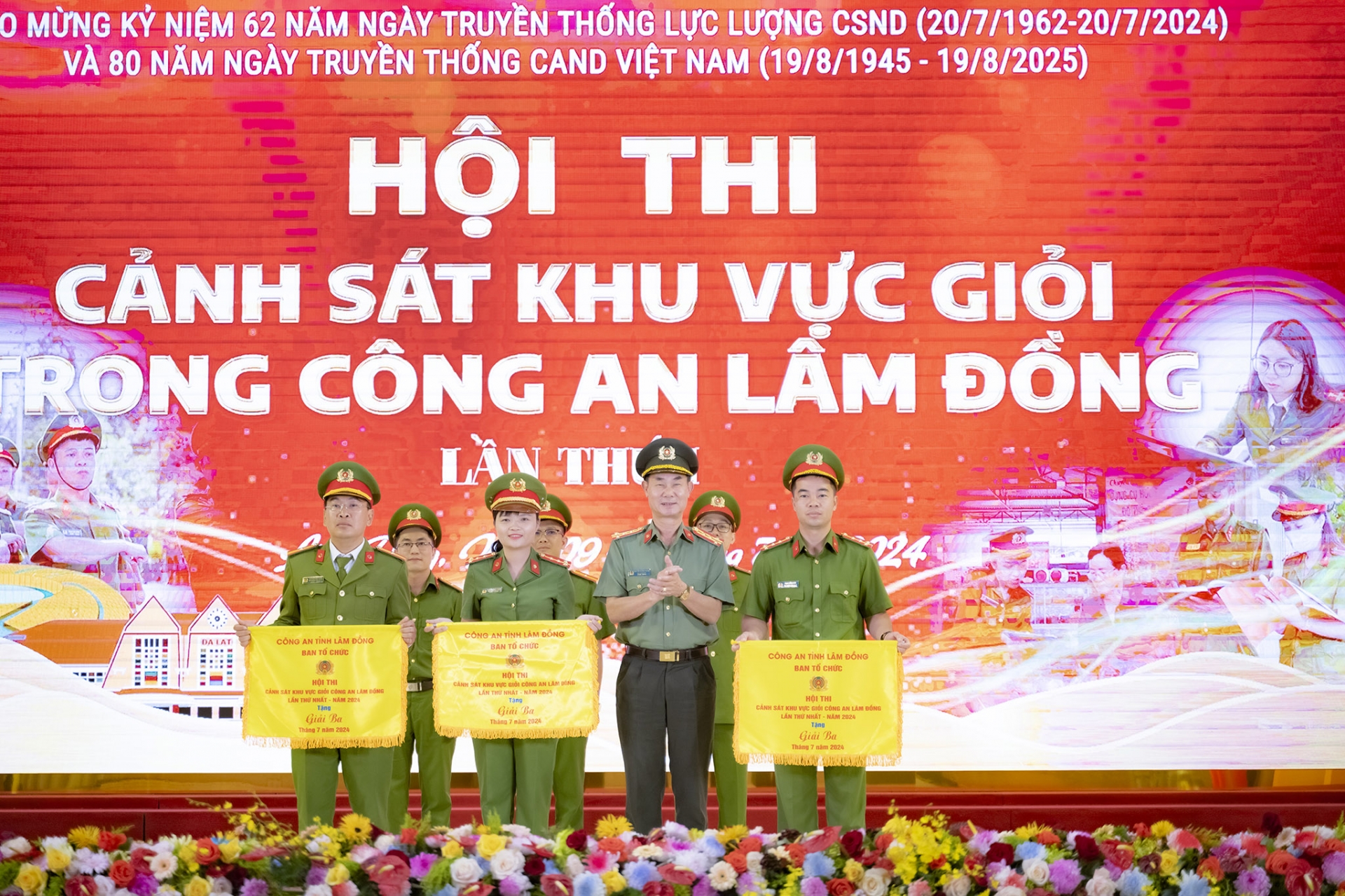 Đại tá Nguyễn Quang Thống - Ủy viên BTV Đảng ủy, Phó Giám đốc Công an tỉnh trao giải Ba cho các đội thi