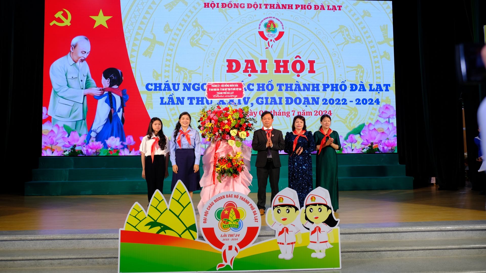 Lãnh đạo thành phố Đà Lạt tặng hoa chúc mừng Đại hội