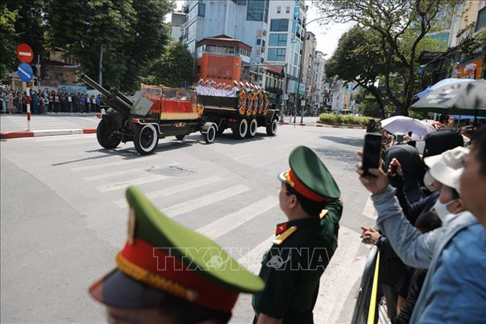 Đoàn xe nghi lễ đưa linh cữu Tổng Bí thư Nguyễn Phú Trọng di chuyển trên phố Điện Biên Phủ
